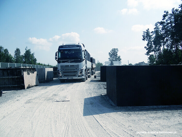 Transport szamb betonowych  w Pilicy